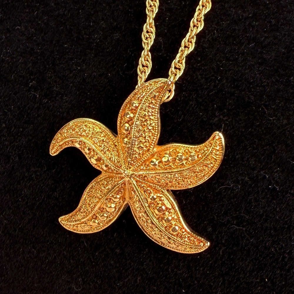 Vintage goldtone Textured Starfish Pendant Necklace